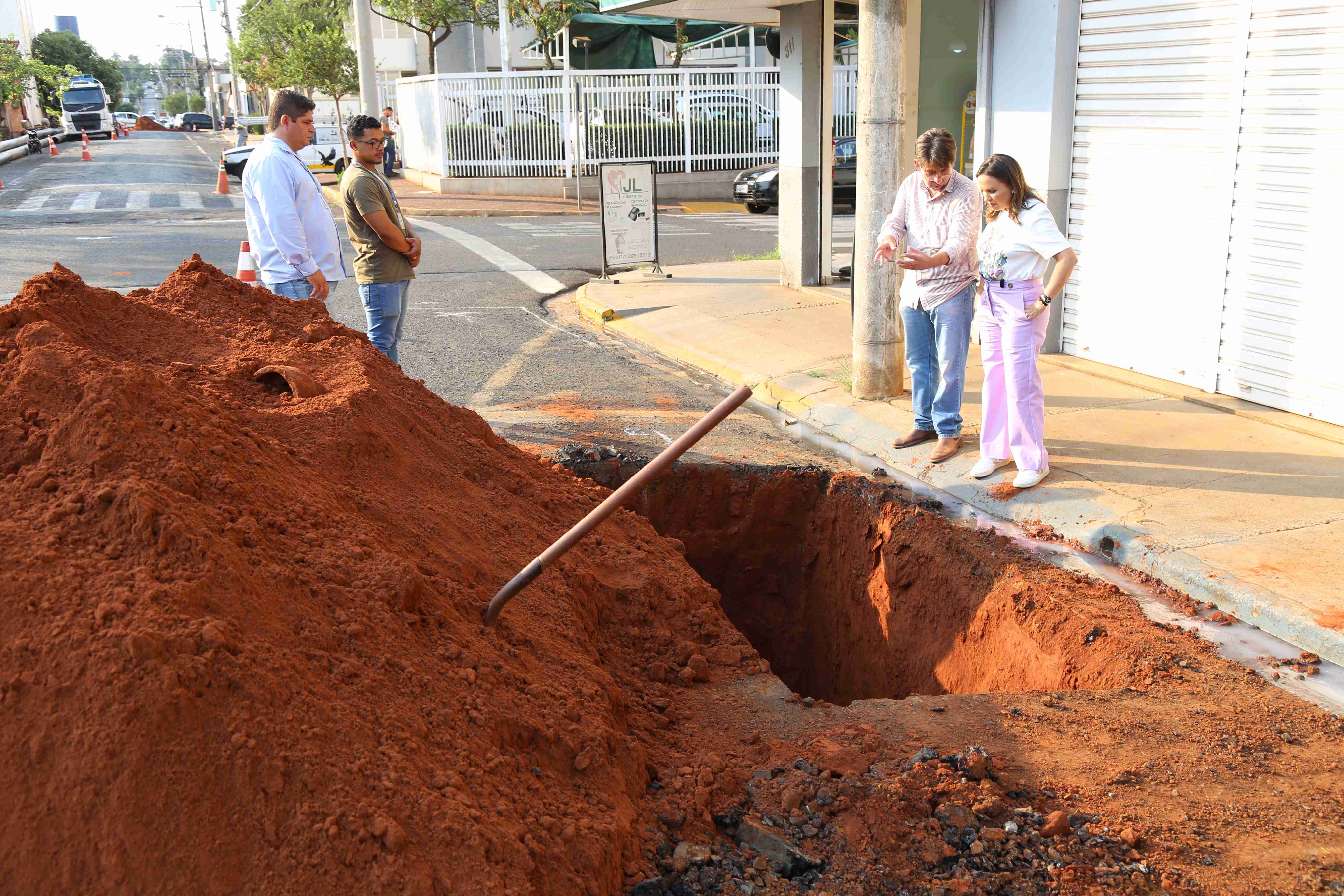 Prefeita Paula Lemos visita obra de substituição de adutora de água na Rua 18 (29x21)