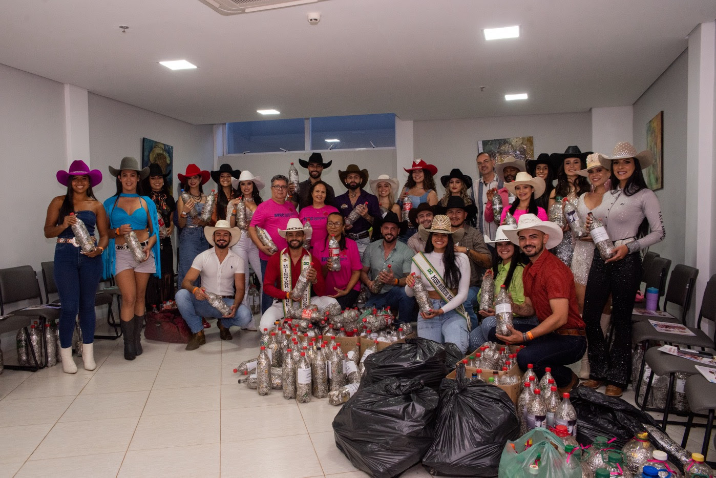 Concurso Miss e Mister Rodeio Brasil 2024 doa mais de 600 quilos de lacres de alumínio para a AVCC Barretos